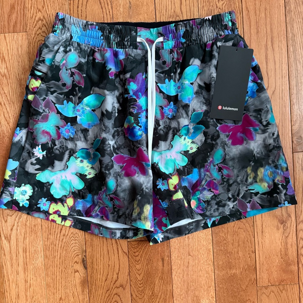 Lululemon men’s Pool Short 5" size small